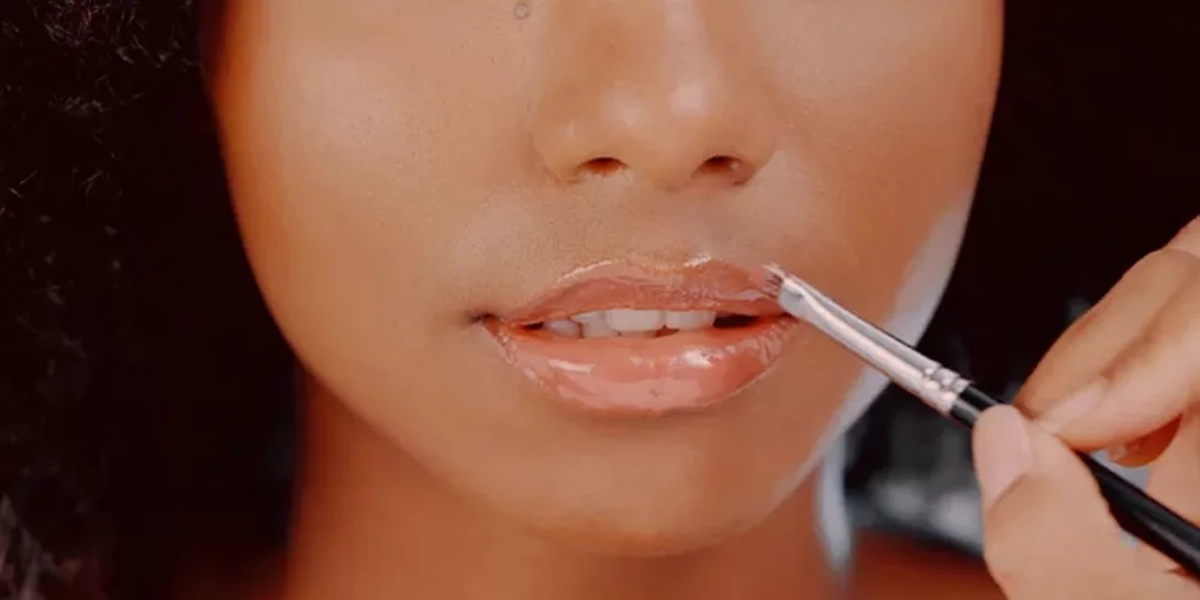 Η SOS κίνηση που θα εμποδίσει τα χείλη σου να ξεφλουδίσουν από το κρύο