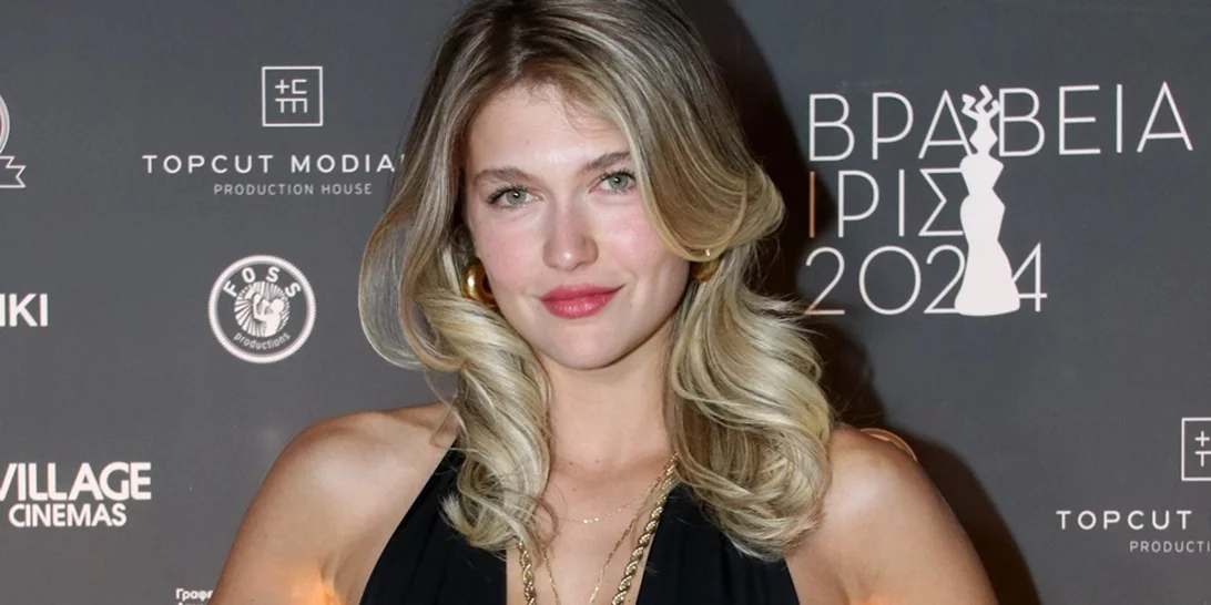 Η old Hollywood εμφάνιση της Κλέλιας Ανδριολάτου με μαύρο maxi φόρεμα στα Βραβεία Ίρις 2024