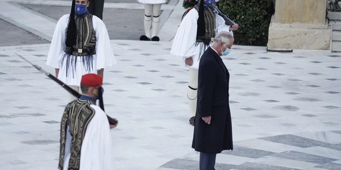Η συγκίνηση του Καρόλου την ώρα της κατάθεσης στεφάνου
