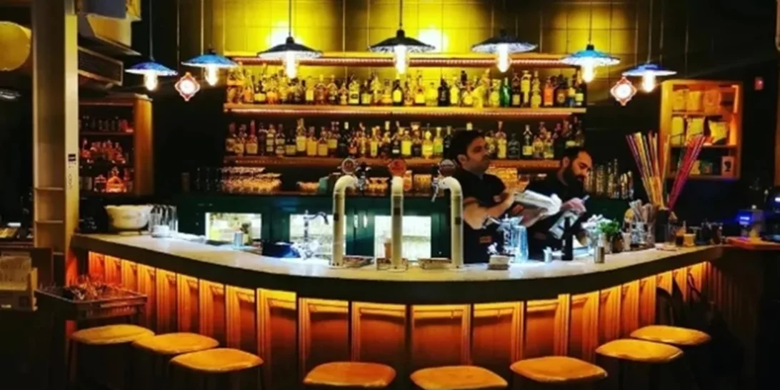 Στο "Λοκάλι" εξακολουθούν να φτιάχνουν ποτά για τον κόσμο