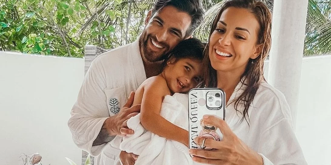 Ελένη Χατζίδου | Με δυο νυφικά στον γάμο της με τον Ετεοκλή Παύλου και παρανυφάκι την κόρη τους