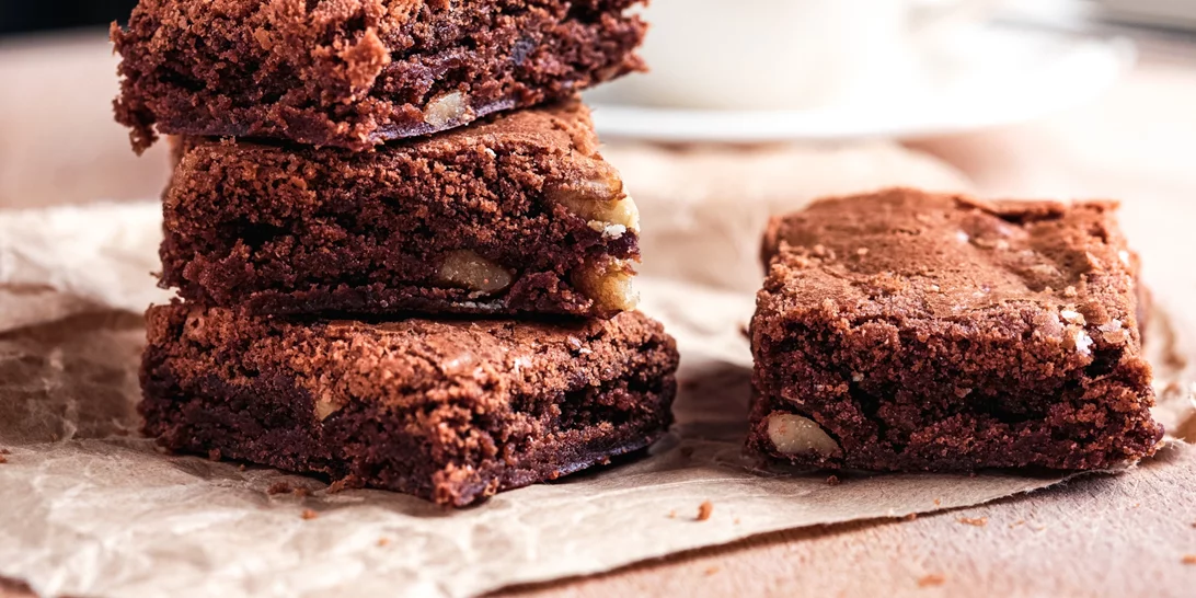 Η πιο εύκολη συνταγή για σπιτικά brownies που έχεις δοκιμάσει | Έτοιμα σε 6 μόλις λεπτά