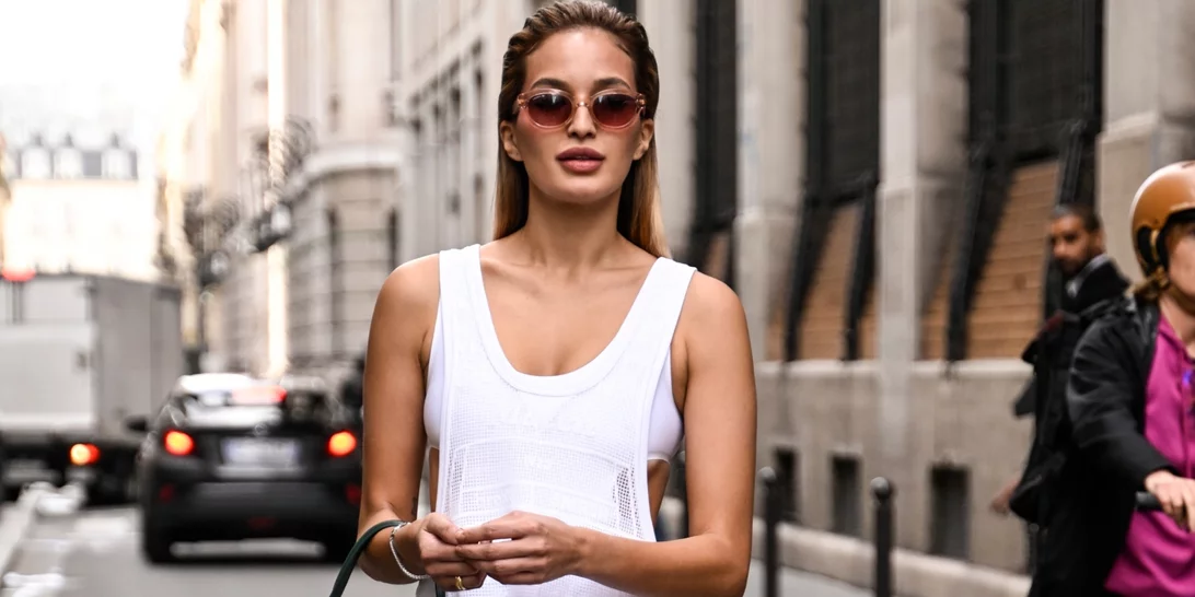 Το λευκό φόρεμα με κεντήματα από τη Stradivarius που θα σε βάλει σε mood διακοπών