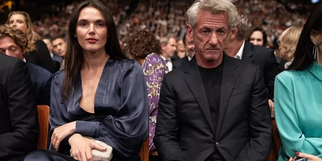 Sean Penn | Η αμήχανη εμφάνιση με την 30χρονη σύντροφό του σε gala στη Γαλλία