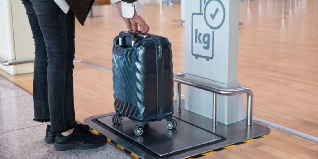 Κι όμως, μία αεροπορική εταιρία αποφάσισε να ζυγίζει τους επιβάτες όπως τις χειραποσκευές