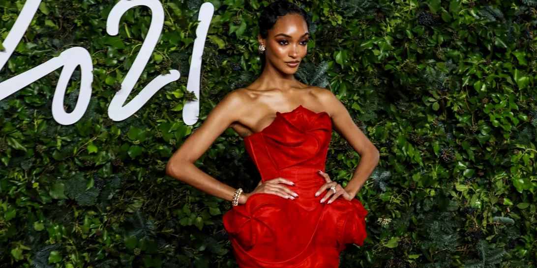 Βρήκαμε το ιδανικό κόκκινο φόρεμα για να ενθουσιάσεις στο ρεβεγιόν