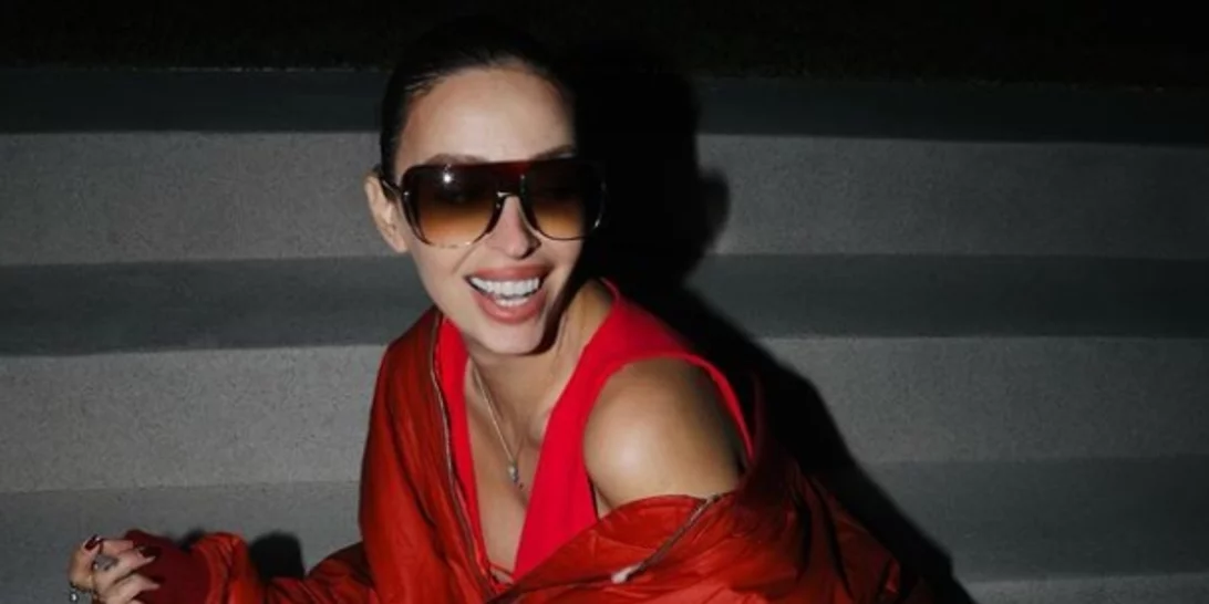 Fuego | Η εγκυμονούσα Ελένη Φουρέιρα ποζάρει με μίνι κόκκινο φόρεμα