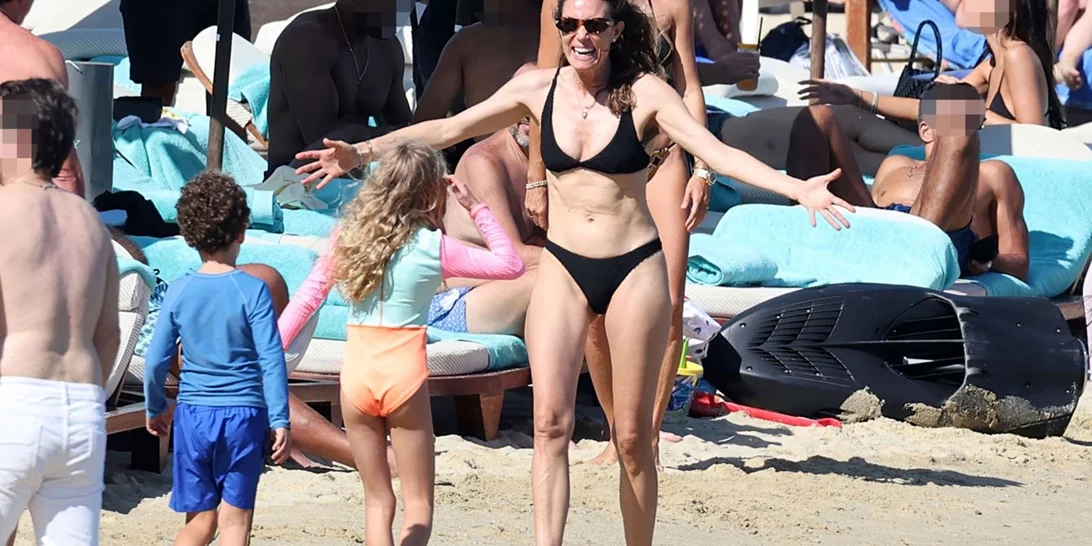 Βίκυ Καγιά | Οι αγκαλιές με τα παιδιά της στην παραλία και οι εντυπωσιακές βουτιές