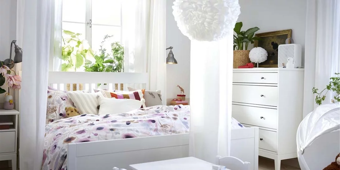 Η Κλέλια Ανδριολάτου έχει στο υπνοδωμάτιό της το φωτιστικό από την ΙΚΕΑ που κοστίζει κάτω από 20 ευρώ