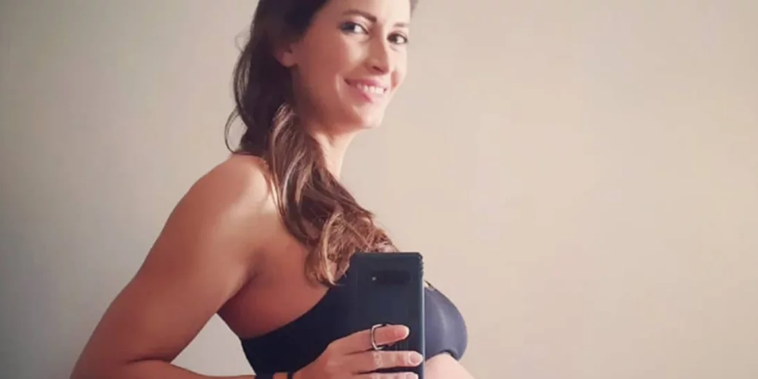 Μάρα Δαρμουσλή | Ποζάρει με ακάλυπτη φουσκωμένη κοιλιά λίγο πριν γεννήσει