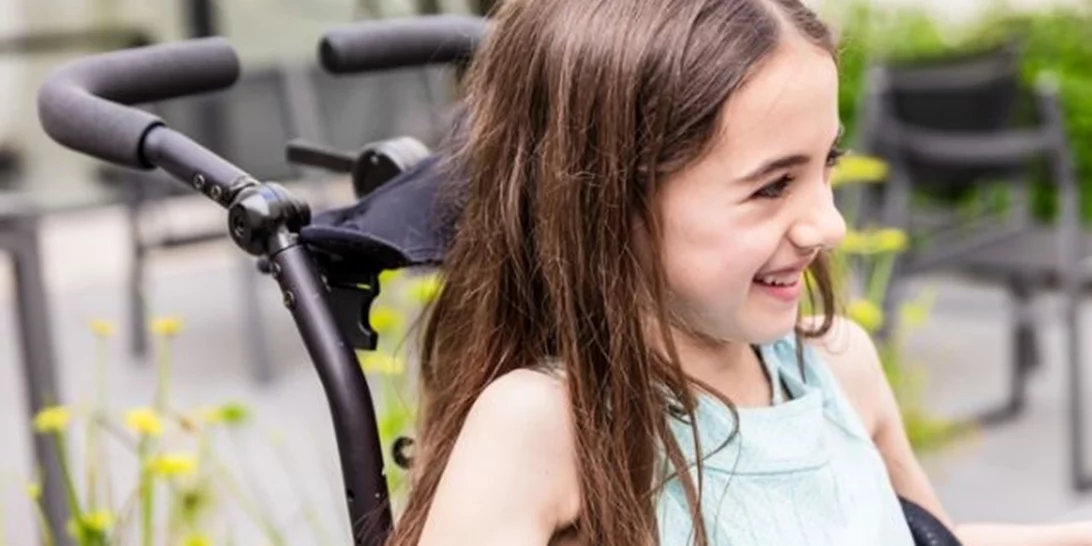 "Είναι σαν εμένα": Η συγκινητική αντίδραση ενός μικρού κοριτσιού ΑμεΑ όταν βλέπει ένα μοντέλο σε αναπηρικό αμαξίδιο