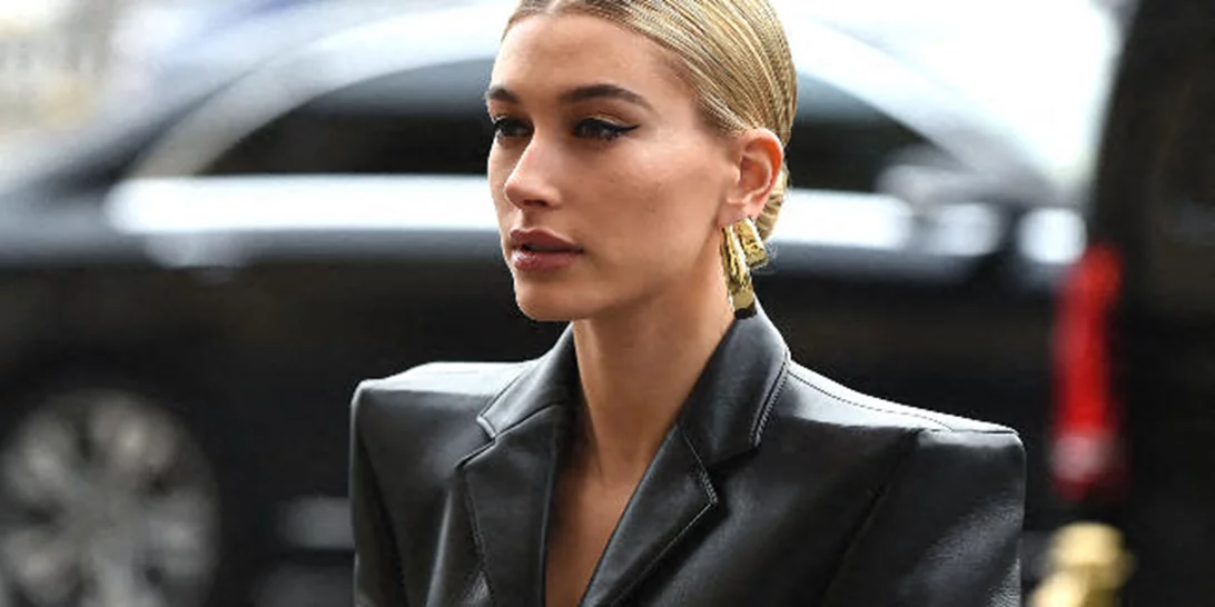 Hailey Bieber | Ποζάρει με τη μαμά της και αποκαλύπτει το μυστικό τους για τέλεια, νεανική επιδερμίδα