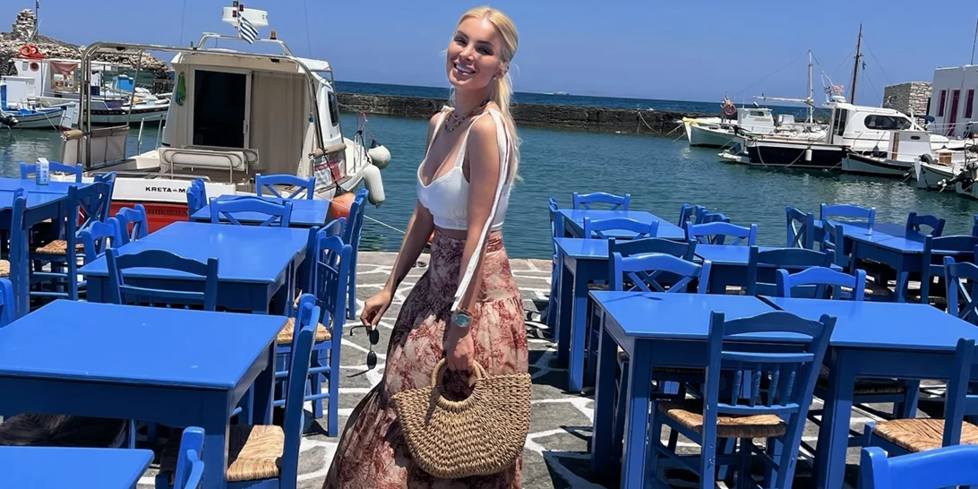 Η Κατερίνα Καινούργιου με τη φούστα από την Pink Woman που χρειάζεσαι στη βαλίτσα των διακοπών