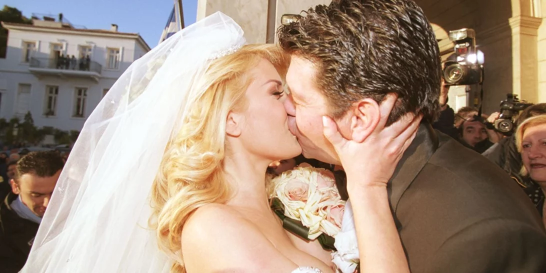 Ακριβώς 24 χρόνια πριν | Όταν η Ελένη Μενεγάκη παντρευόταν τον Γιάννη Λάτσιο με το "μια σταλίτσα" νυφικό της