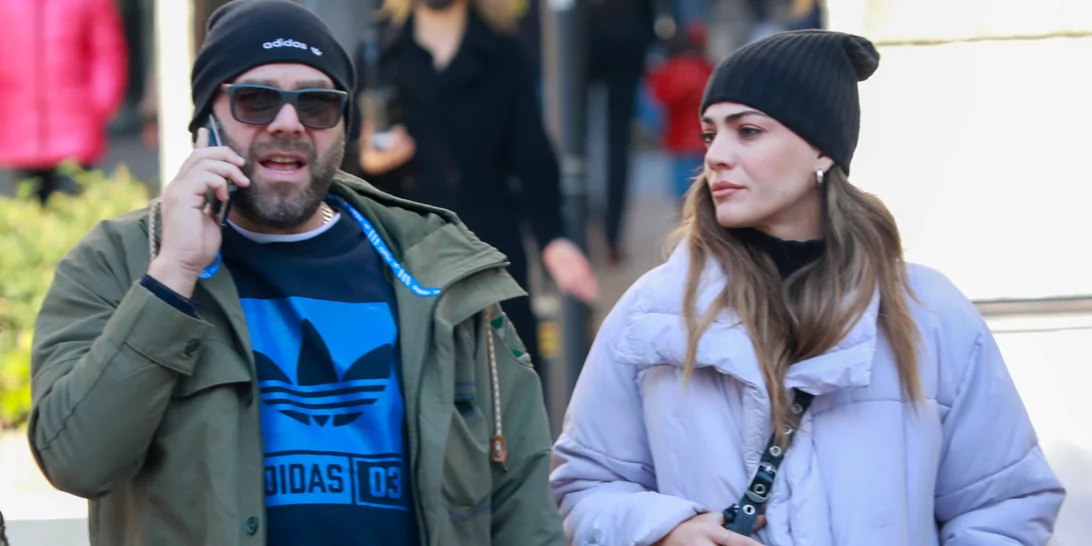 Ήβη Αδάμου - Μιχάλης Κουινέλης | Βόλτα στο κέντρο της πόλης για το ερωτευμένο ζευγάρι