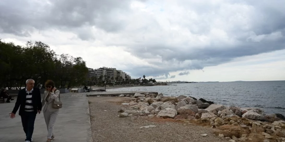 Καιρός | Συννεφιασμένη Παρασκευή με τοπικές βροχές και μποφόρ - Πώς θα κυλήσει το τριήμερο της Πρωτομαγιάς