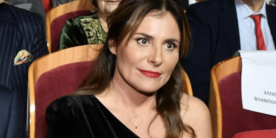 Η Μπέττυ Μπαζιάνα με βελούδινη one shoulder ολόσωμη φόρμα σε σπάνια εμφάνιση