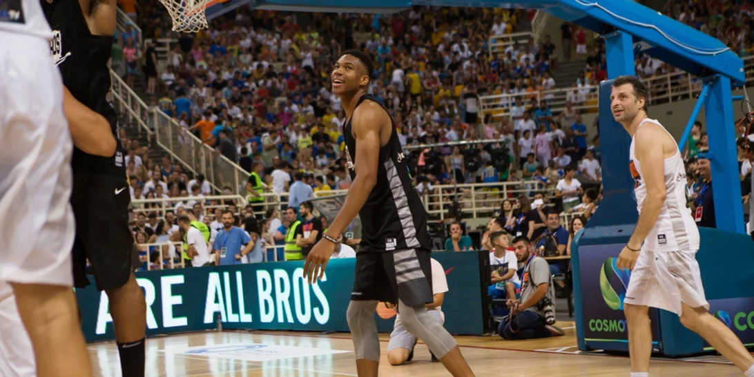 Γιάννης Αντετοκούνμπο | Ανέβασε τις πιο τρυφερές παιδικές φωτογραφίες για να ευχηθεί στον αδερφό του