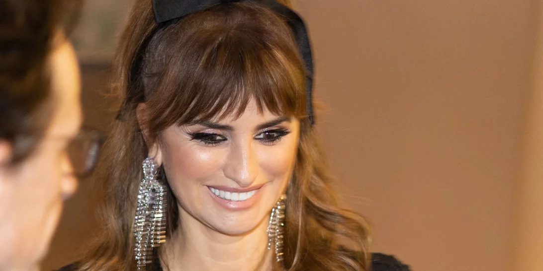 Η Penelope Cruz με το κομψό χτένισμα που αναδεικνύει τέλεια τα κοντά μαλλιά