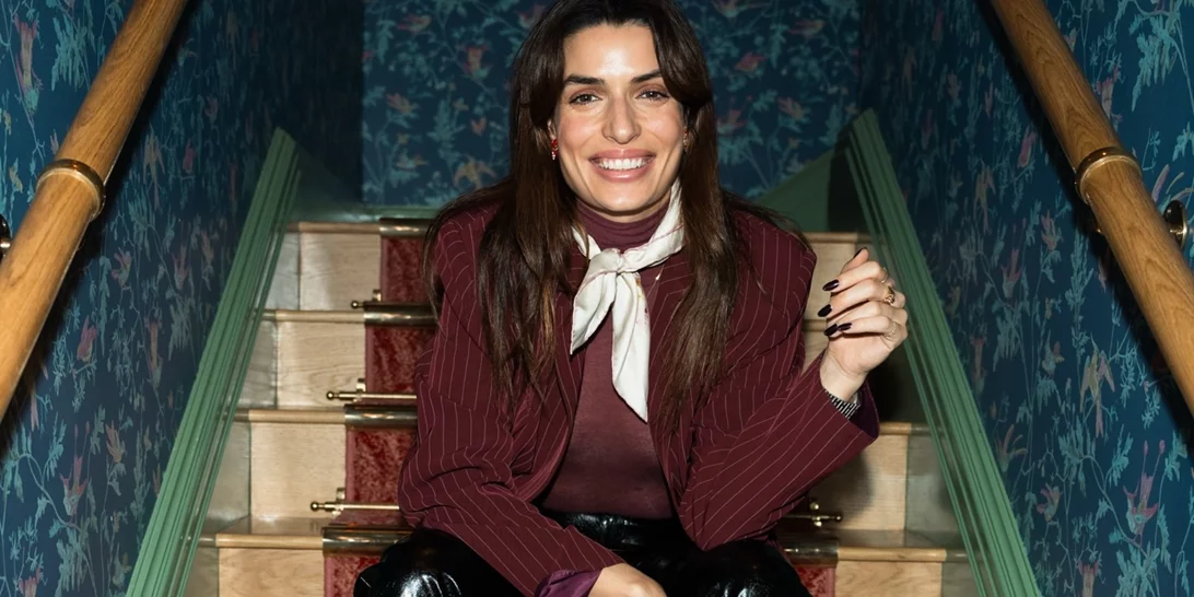 Valentine's Day | Η Τόνια Σωτηροπούλου με κόκκινο σατινέ φόρεμα και καλσόν με πουά καρδούλες