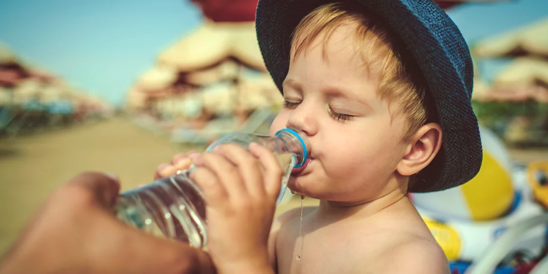 Καύσωνας | Οι συμβουλές για να προστατέψουμε τα παιδιά από την πολλή ζέστη