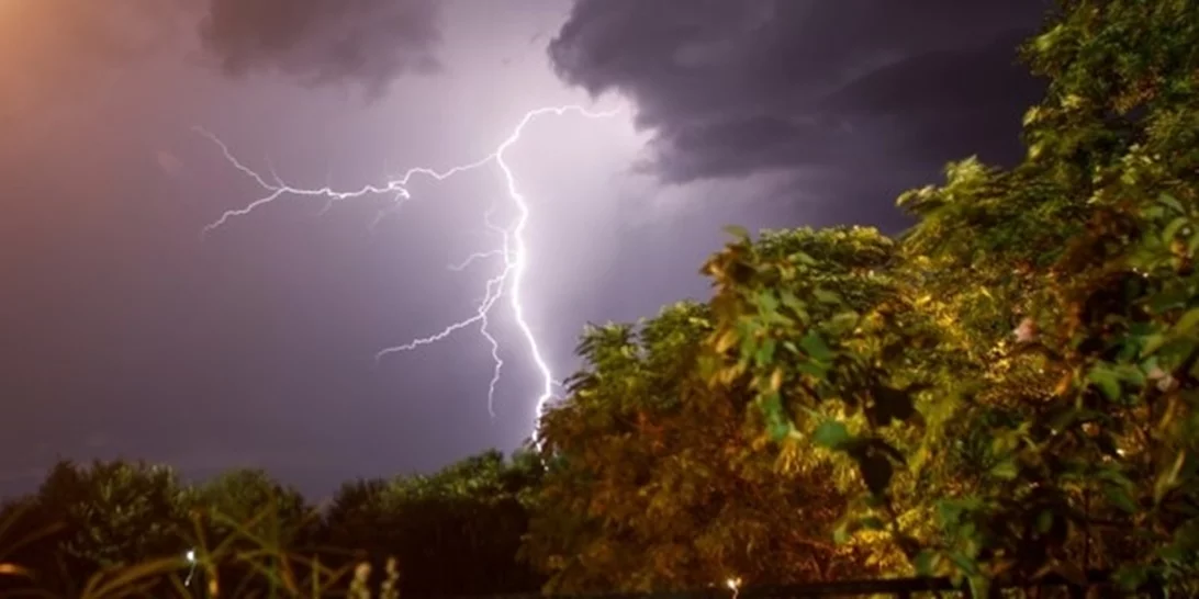 Κακοκαιρία εξπρές σάρωσε Ήπειρο και Δυτική Μακεδονία: Πάνω από 20.000 κεραυνοί, πλημμύρες και προβλήματα