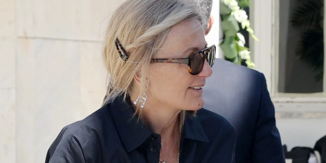 Με μαύρη φούστα και ασορτί πουκάμισο η Μαρέβα Μητσοτάκη στην κηδεία του πρίγκιπα Μιχαήλ