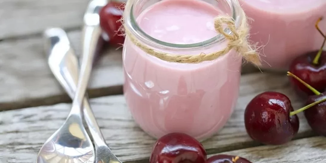 Συνταγή | Ελαφρύ γλυκό ψυγείου με ζελέ κεράσι και γιαούρτι