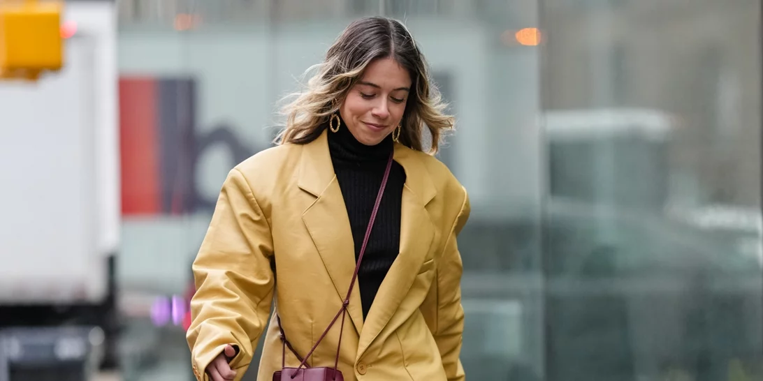 Αυτή η μπορντό τσάντα από τη Zara κοστίζει μόλις 29,95 ευρώ και είναι η καλύτερη επιλογή για τα office looks σου