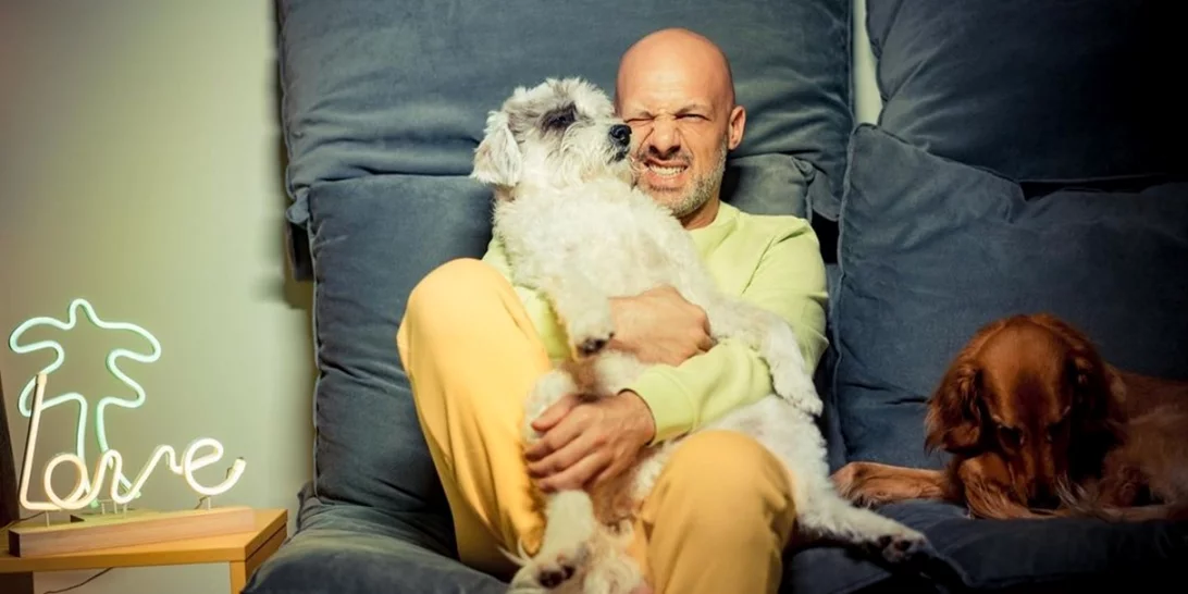 Νίκος Μουτσινάς | Σπάνια πλάνα από το πολύ μοντέρνο σπίτι του