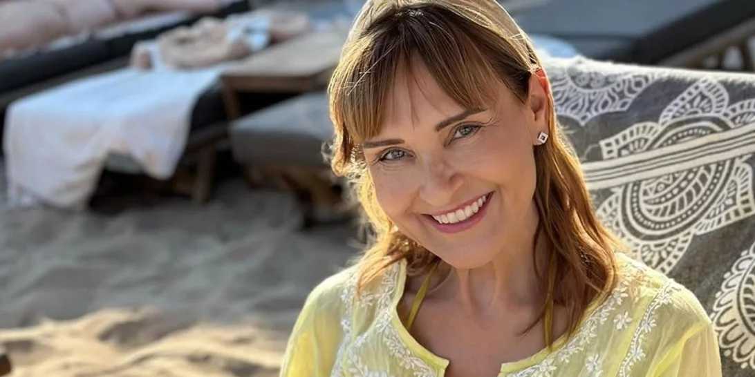 Μάρα Ζαχαρέα | Το καλοκαιρινό της μανικιούρ είναι η διαχρονική πρόταση που αναδεικνύει το μαύρισμα