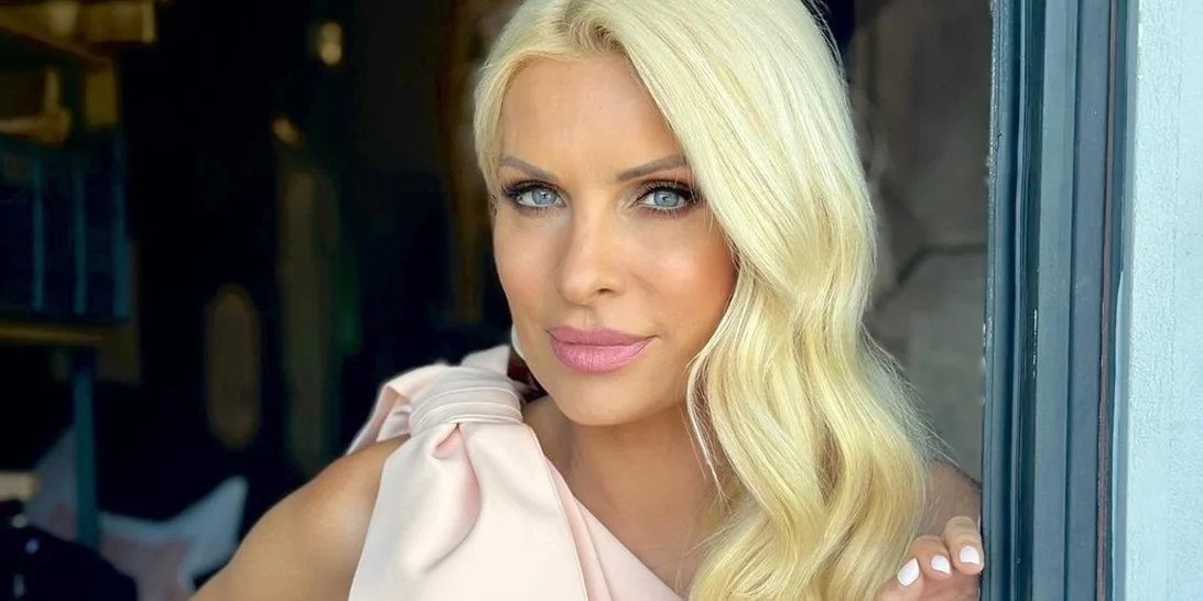 Η Ελένη Μενεγάκη στα 00s | Με αυστηρό σινιόν στο γραφείο της