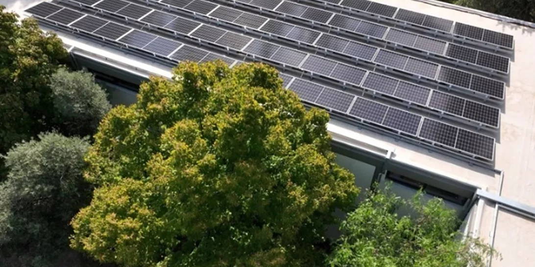 "Πράσινο φως" για φωτοβολταϊκά σε πολυκατοικίες