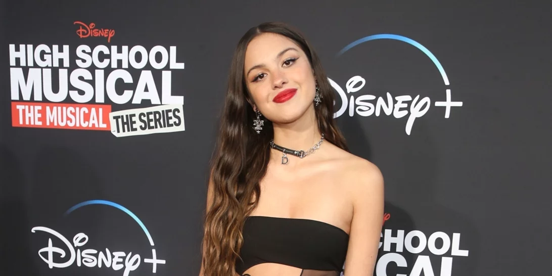 Η Olivia Rodrigo φόρεσε το ιδανικό little black dress για το φοιτητικό πάρτι