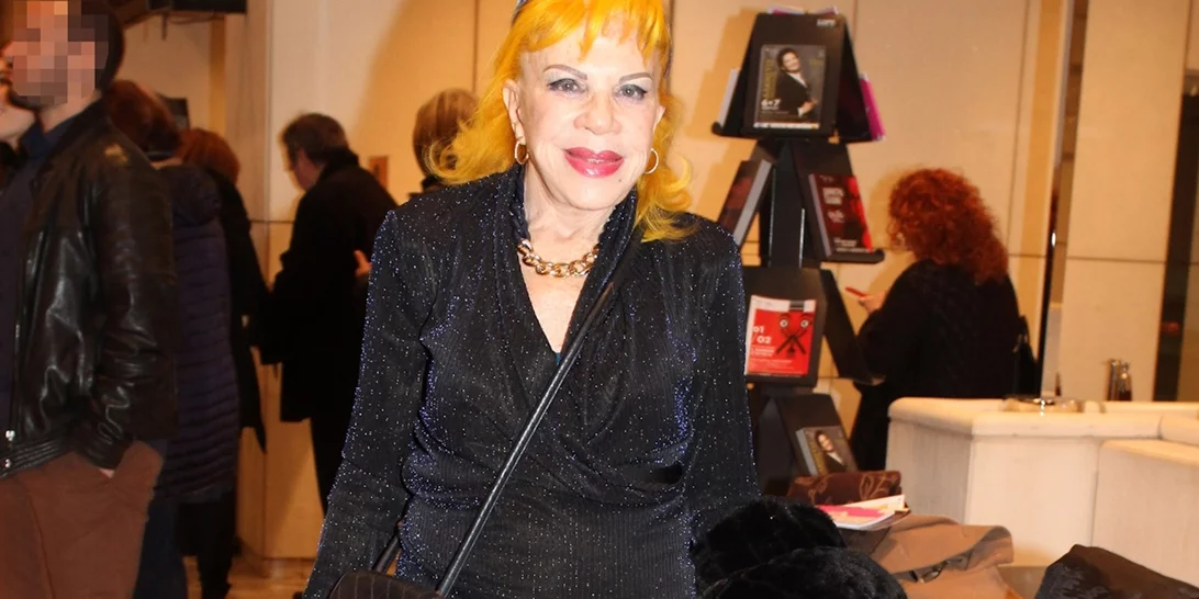 Η Μαριγώ Λαιμού Πατίτσα "τόλμησε" την πιο νεανική τάση | Η εμφάνιση με suede πέδιλα και καλσόν