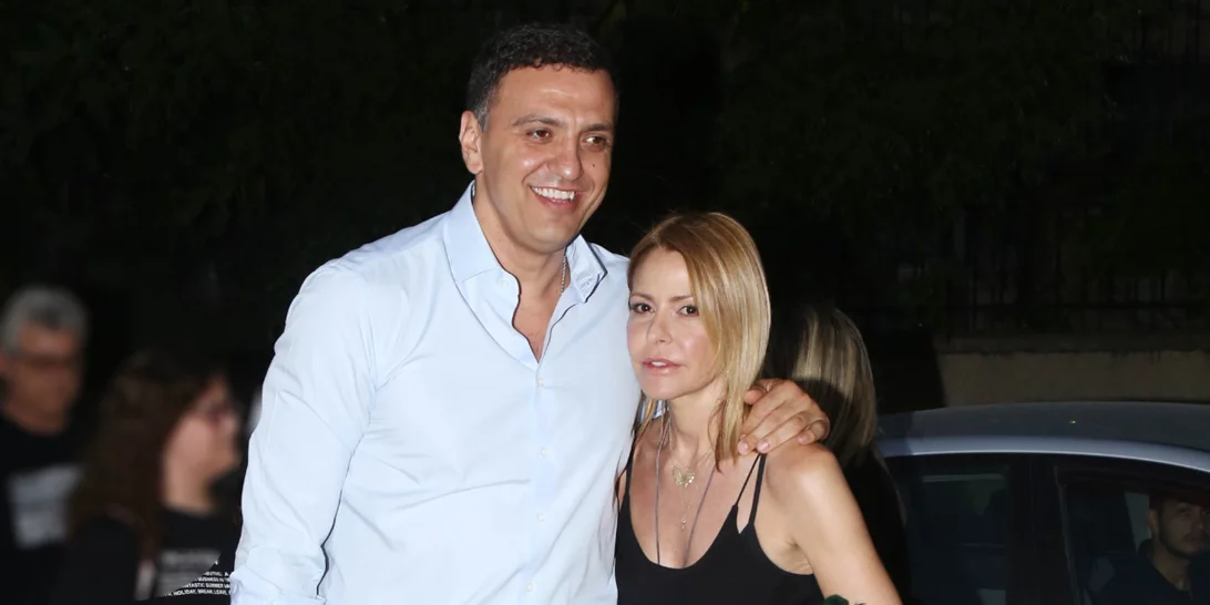 Βασίλης Κικίλιας | Αγκαλιά με την Τζένη Μπαλατσινού έξω από το εκλογικό κέντρο (φωτό)