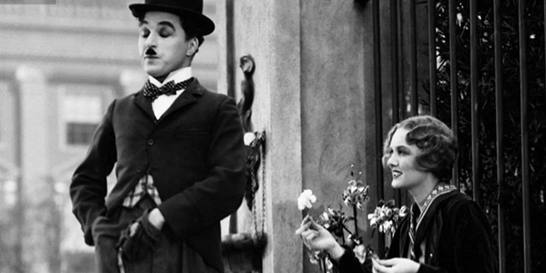 Charlie Chaplin |"Δεν είμαι ακριβώς ερωτευμένος μαζί της, αλλά εκείνη είναι απόλυτα ερωτευμένη μαζί μου"