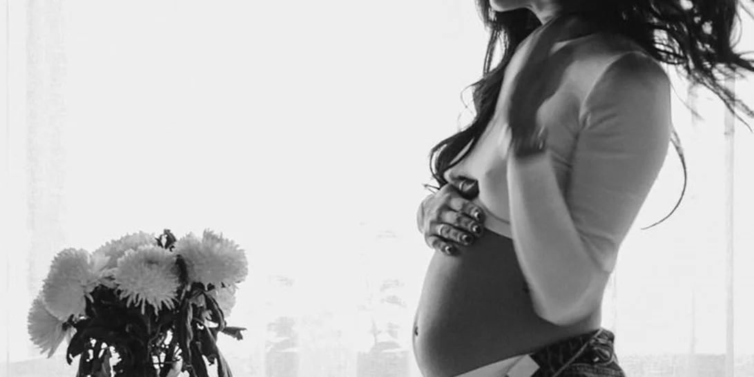 "Βόμβα" | Κάνει ηλιοθεραπεία στην 32η εβδομάδα της εγκυμοσύνη της