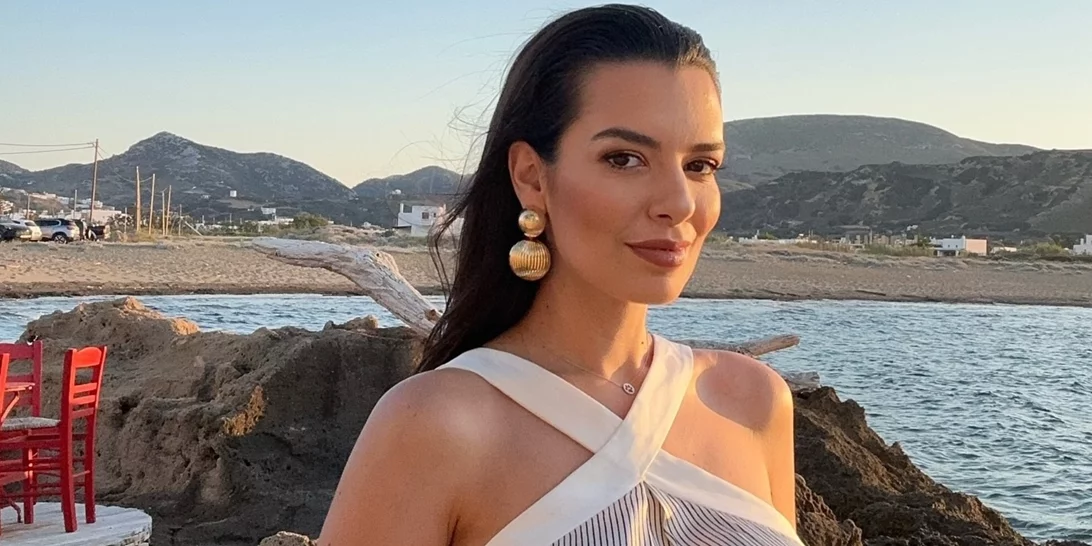 Instagram vs Reality | Η Νικολέττα Ράλλη προσπαθεί να δοκιμάσει μαγιό μαζί με την κόρη της