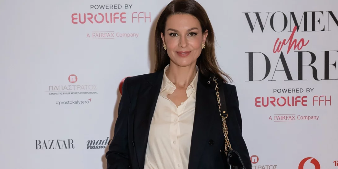 Η Τζίνα Αλιμόνου φόρεσε το τζιν παντελόνι με τον πιο chic τρόπο