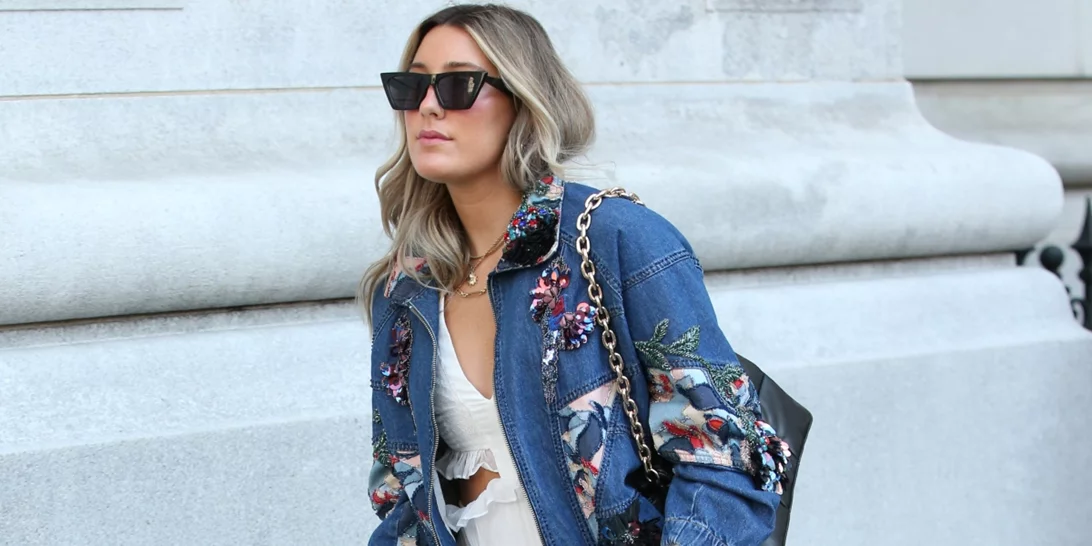 Στην ανοιξιάτικη γκαρνταρόμπα χρειαζόμαστε δύο πράγματα | Λευκά sneakers και ντένιμ τζάκετ