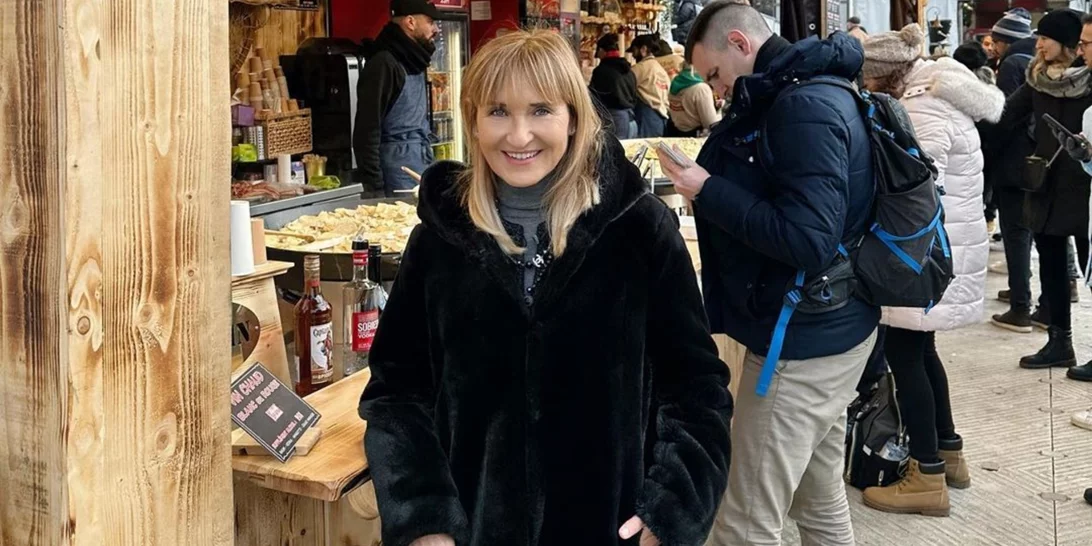 Η Μάρα Ζαχαρέα φόρεσε το Massimo Dutti σακάκι που ταιριάζει με τα πάντα και δεν είναι μαύρο χρώμα