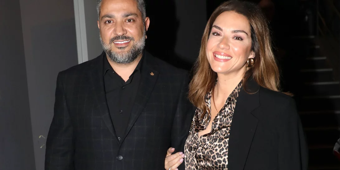 "Παντού μαζί" | Βάσω Λασκαράκη & Λευτέρης Σουλτάτος αγκαλιά σε θεατρική πρεμιέρα