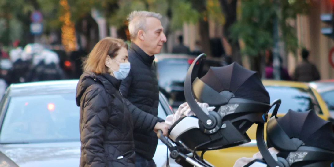 Μίνως Μάτσας | Βόλτα με τα δίδυμα παιδιά του στην Αθήνα, χωρίς την Όλγα Κεφαλογιάννη