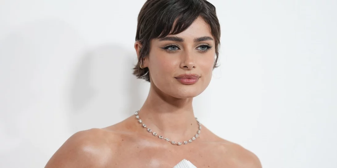 Υγρό shimmer: Η λάμψη που χρειάζεται η επιδερμίδα σου αυτή την περίοδο