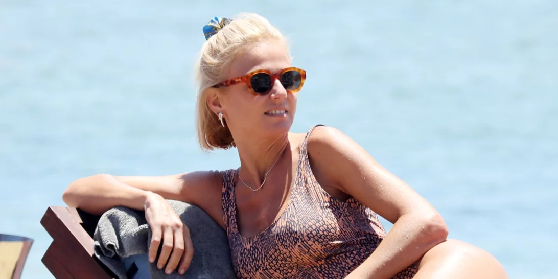 Η Χριστίνα Κοντοβά σού δείχνει πως να φορέσεις το παρεό σαν φούστα και φόρεμα