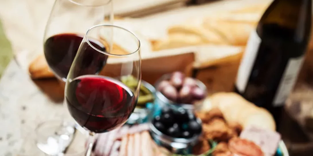 Με τι συνοδεύεται το κρασί; 3 ντιπ και με τι να τα συνδυάσεις