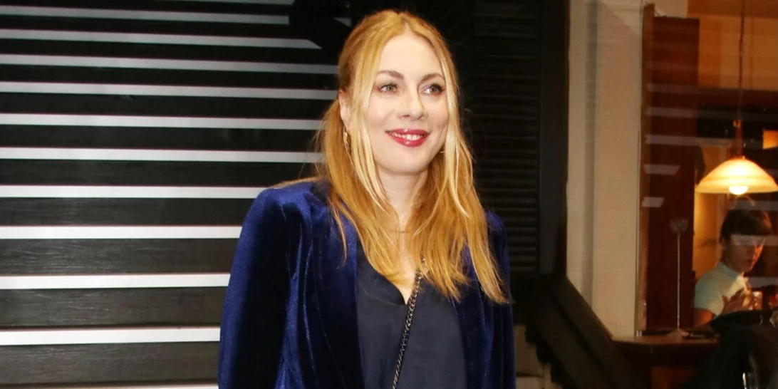 Σκέφτεσαι να αγοράσεις νέο τζιν; Η Σμαράγδα Καρύδη φόρεσε το must παντελόνι του χειμώνα