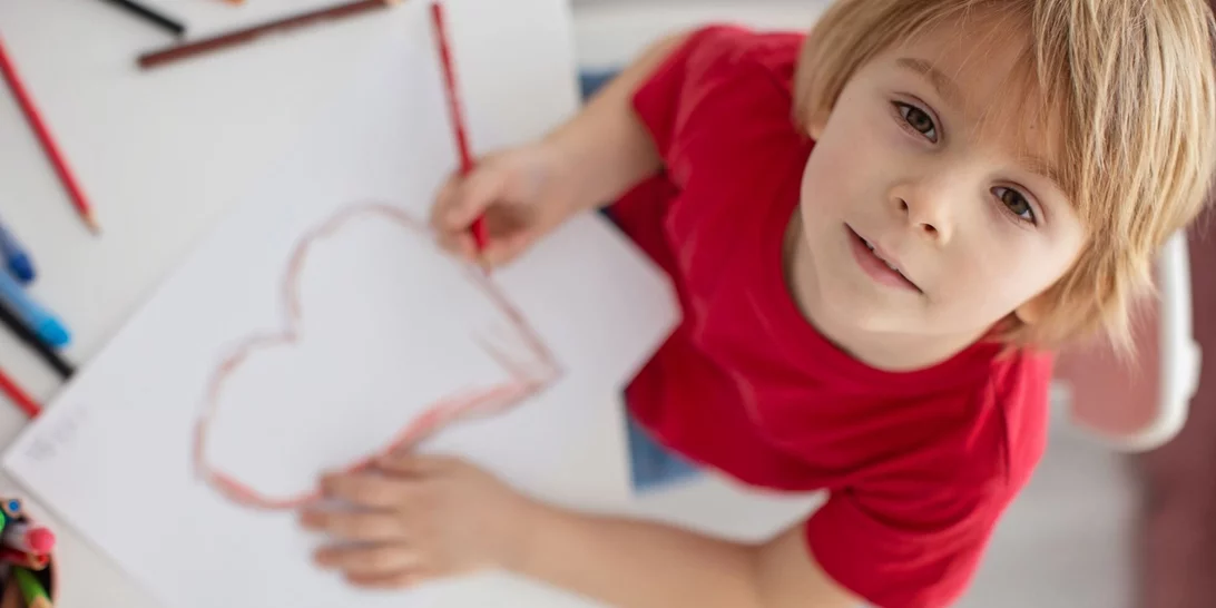 "Bullying στα 3 του επειδή του αρέσουν οι καρδούλες;" Η απάντηση ενός μπαμπά όταν ο γιος του δέχθηκε ομοφοβικό σχόλιο από παιδάκι 5 ετών