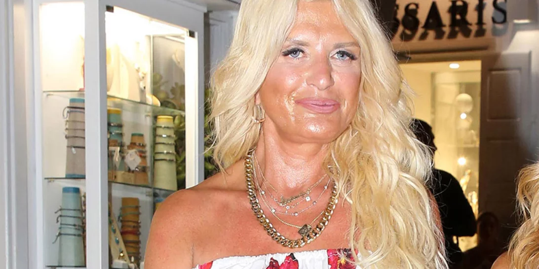 Μαρίνα Σταυράκη | Απαθανατίζει την γεμάτη λουλούδια είσοδο της μεζονέτας της